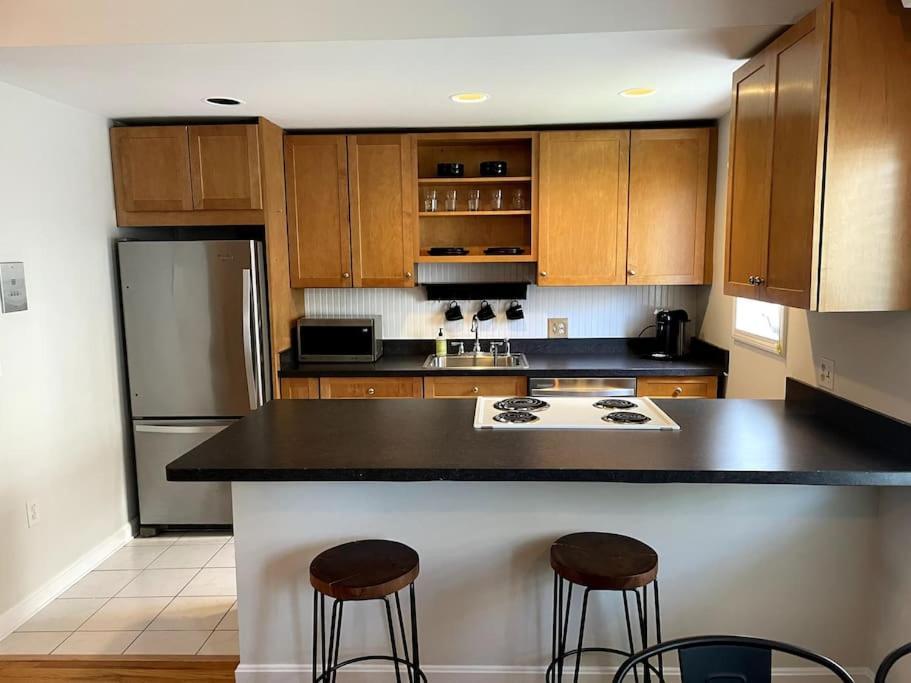 Lovely Two Bedroom Condo In South Boston Exterior photo