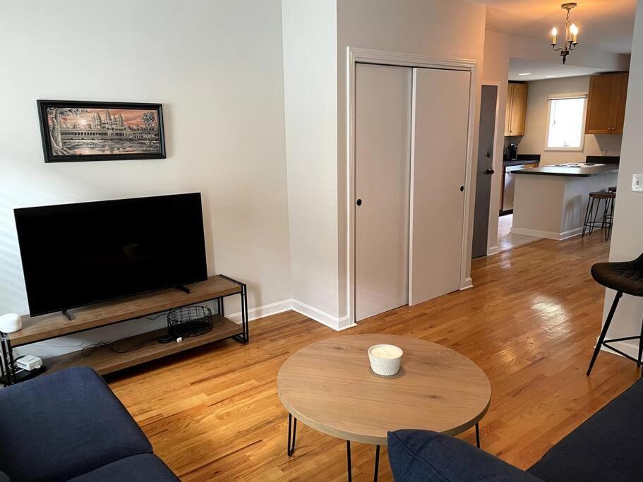Lovely Two Bedroom Condo In South Boston Exterior photo